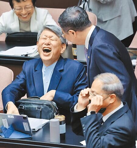 經濟部長郭智輝(左)昨備詢時聲稱,若台電得到2000億元補助,2年內還要漲電價,「可能就是我告別的時候了。」圖為質詢結束後,郭智輝與行政院卓榮泰(右)聊天時,郭突然開懷大笑。(姚志平攝)