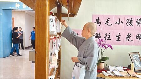 
玄奘大學心理系張姓大四生疑將三花貓虐死，校方布置靈堂供哀悼。（王惠慧攝）
