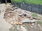 河床破大洞　居民憂豪雨釀禍