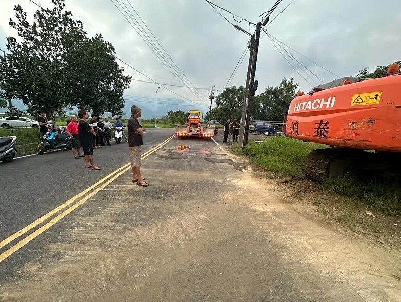 嘉義縣大埔鄉茄苳村光電工地11日爆衝突,警方到場勸離業者及村民。圖/村民提供