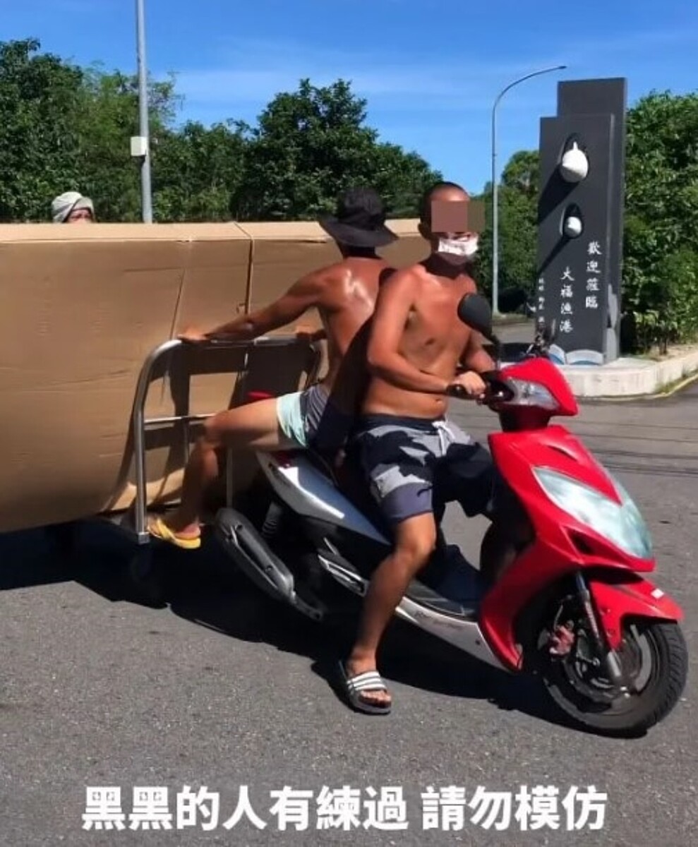 小琉球2名男子騎乘機車加掛載貨小拖車載了2大件物品,最後謎底揭曉竟是載組合屋。圖/翻攝自Threads myroll_liuqiu影片