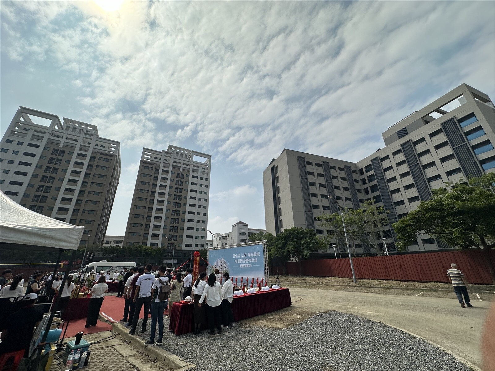 台南善化蓮潭里停車一位難求，多目標立體停車場今動土。記者周宗禎／攝影 