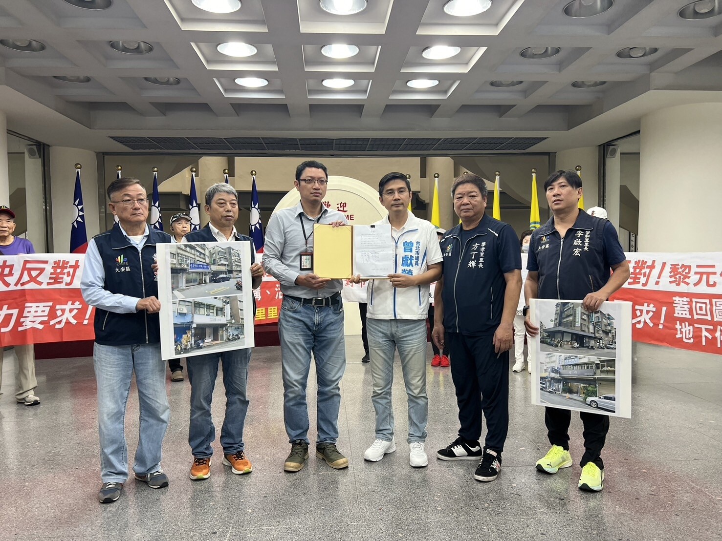 北市懷愛館鄰近4個里的里長今向北市府遞陳情書，反對黎元停車場改建為禮儀大樓。記者林佳彣／攝影 