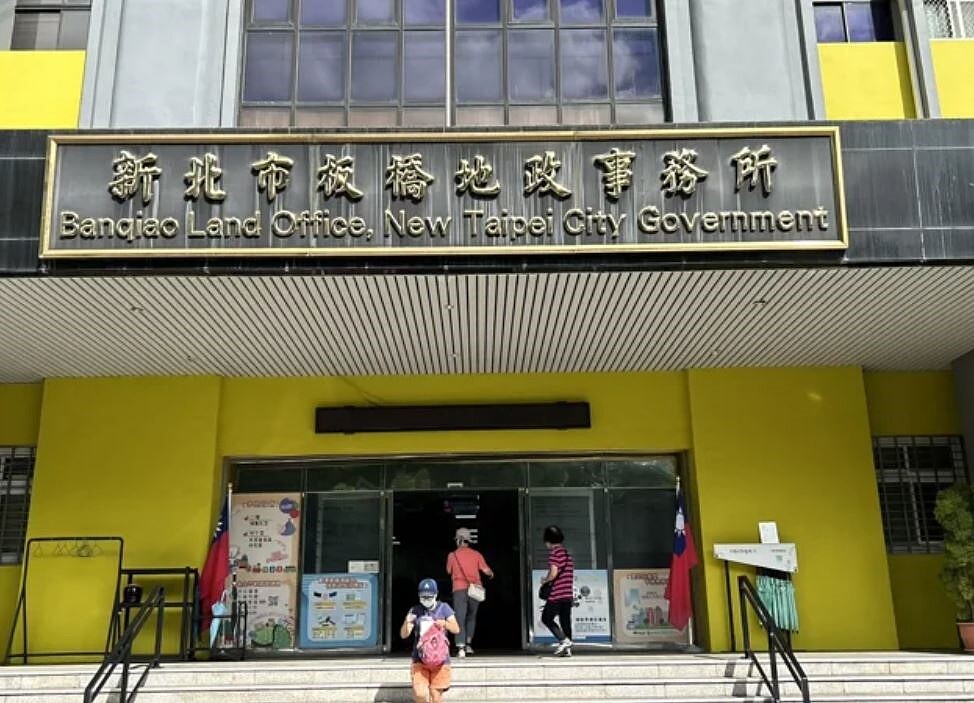 男子懷疑父親遭到詐騙,衝到板橋地所求援。 圖/新北市地政局提供