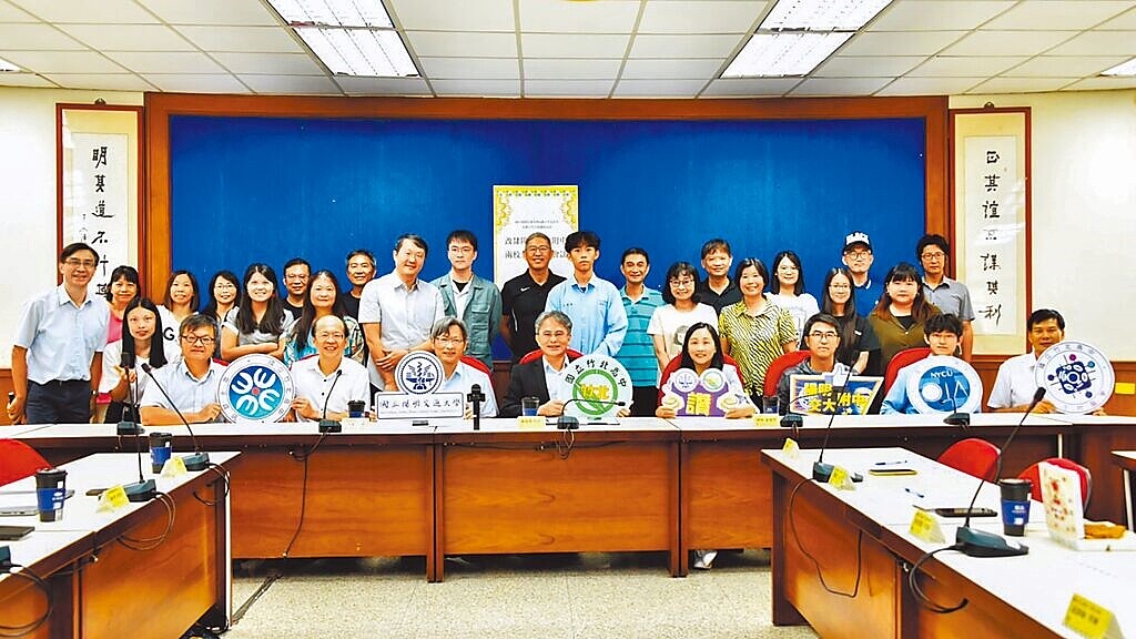 新竹縣竹北高中11日舉行臨時校務會議,正式議決改隸陽明交通大學的合併契約與改隸計畫書,高達9成4支持改隸為陽明交大附中。圖/竹北高中提供