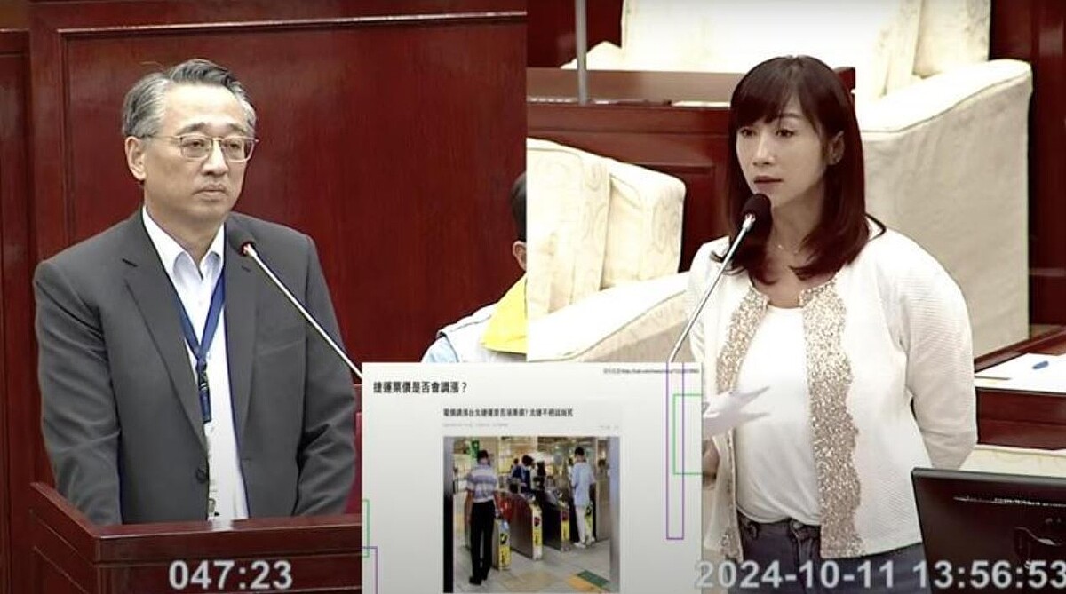 民進黨北市議員許淑華(右)詢問北捷是否調漲票價?北捷總經理黃清信(左)回應,原則上不會同步漲。圖/擷取自台北市議會