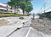 水管爆　彰化花壇路面突炸裂