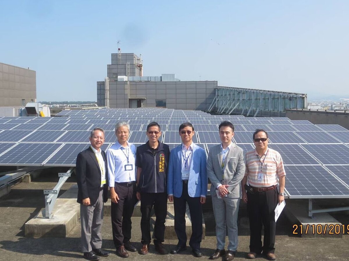台中市經發局長張峯源(左三)到矽品精密參觀太陽光電設置情形。圖/台中市政府提供