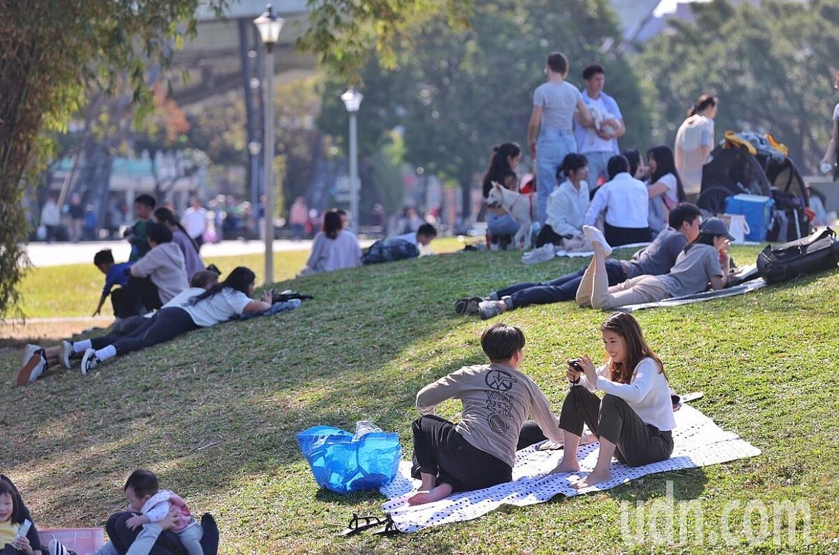 近一年台北市10大綠地公園周邊房價漲幅，最高為花博公園周邊，一年房價成長近17%。圖為台北民眾在圓山花博公園享受陽光。 聯合報系資料庫
