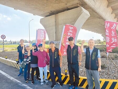 
桃園市新屋區深圳五路一處農地，近期有業者規畫興建寵物殯葬園區，並以「水化」方式處理寵物遺體，引起地方強烈反彈，在地里長李子維（右三）帶領居民高掛「深圳人誓死反對動物焚化廠」布條、旗幟抗議。（廖姮玥攝）
