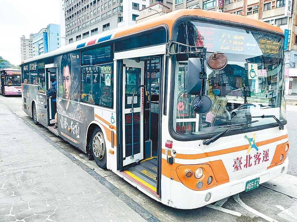 國民黨台北市議員張斯綱表示,近日接獲民眾陳情,表示從搭乘公館至懷愛館的懷恩專車時,發現座椅上有大量汙漬,甚至近看竟發現座椅滿是霉斑,嚴重影響乘客觀感。圖/張斯綱提供