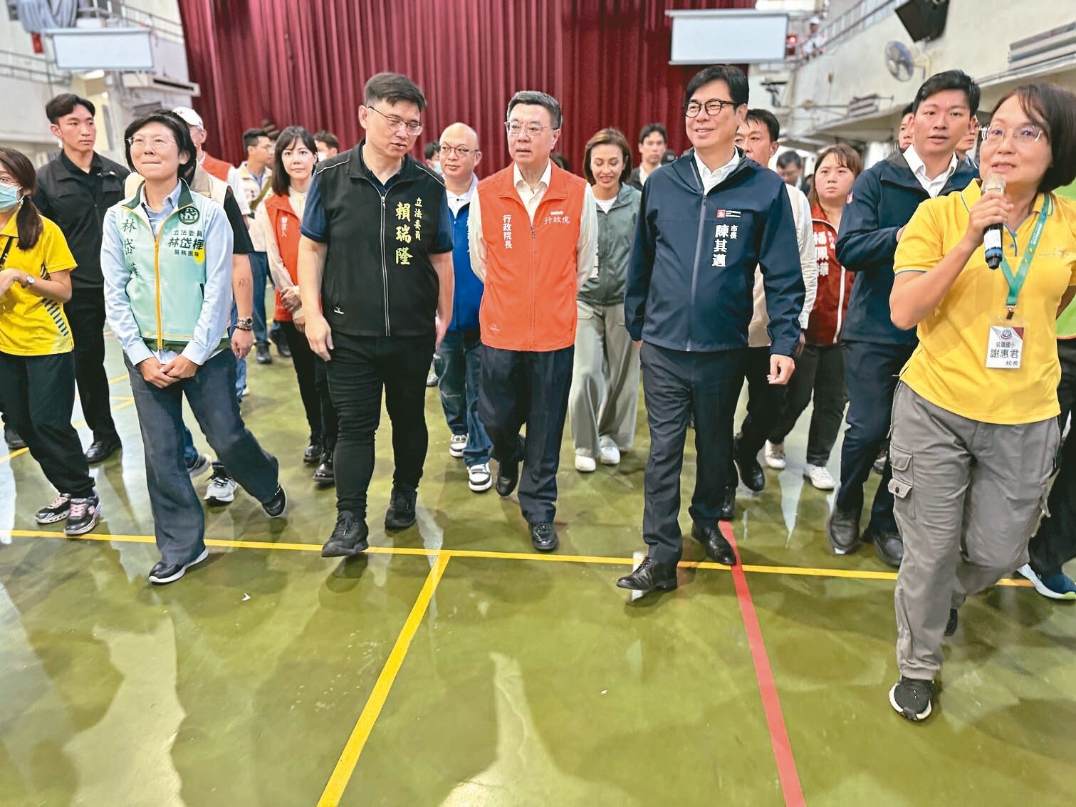 山陀兒颱風重創高雄，行政院長卓榮泰（中）視察高市前鎮國小毀損狀況。記者郭韋綺／攝影 