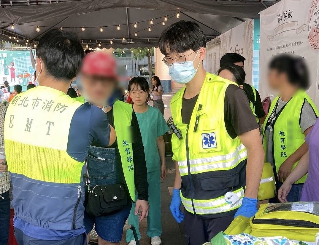 新北市職業訓練成果展12日在新北市市民廣場登場,現場發生看板被風吹落意外。圖/民眾提供