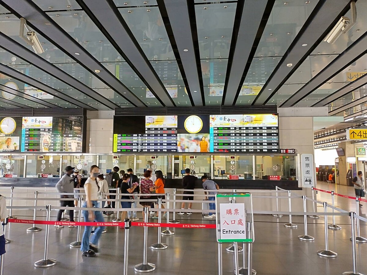有女乘客搭乘台鐵逾時不及上車,售票員依規定協助不占位改乘其他列車,但該女乘客不滿處理結果,竟開始言語攻擊,甚至拿零錢盤砸售票員,導致售票員眉角浮腫。圖/台鐵提供
