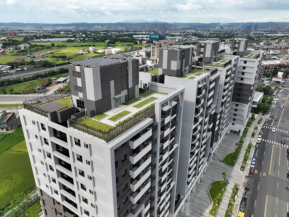 桃園市政府決議,從都發局新建的社會住宅為優先,全面推行建築能效1+級標準。圖/桃園市都發局提供