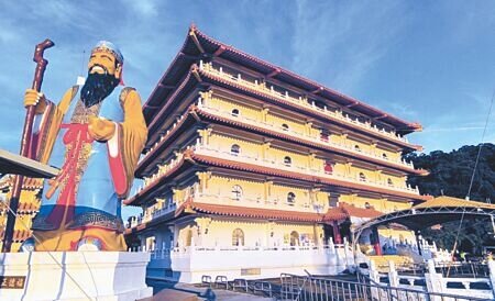 
台中市沙鹿、清水、梧棲海線3個區納骨塔使用率高，目前只剩2716櫃位，地方評估不到1年將用完，市府13日指出，海線地區將推樹葬緩解塔位不足壓力，並將通盤檢討，新建納骨塔。（李京昇攝）
