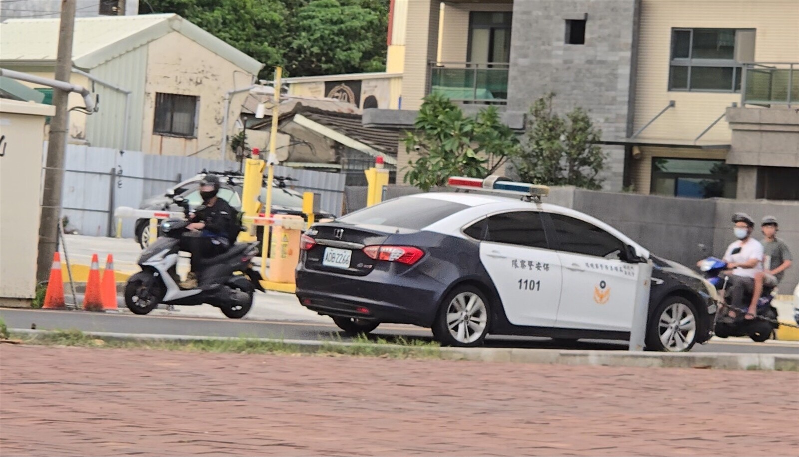 高雄警方在西子灣中山大學周圍路段（圖）、博愛路、中山路沿線、鹽埕區七賢路、鳳山區中山東路、大社區翠屏路加強巡邏，遏制噪音車輛。記者王勇超／攝影 