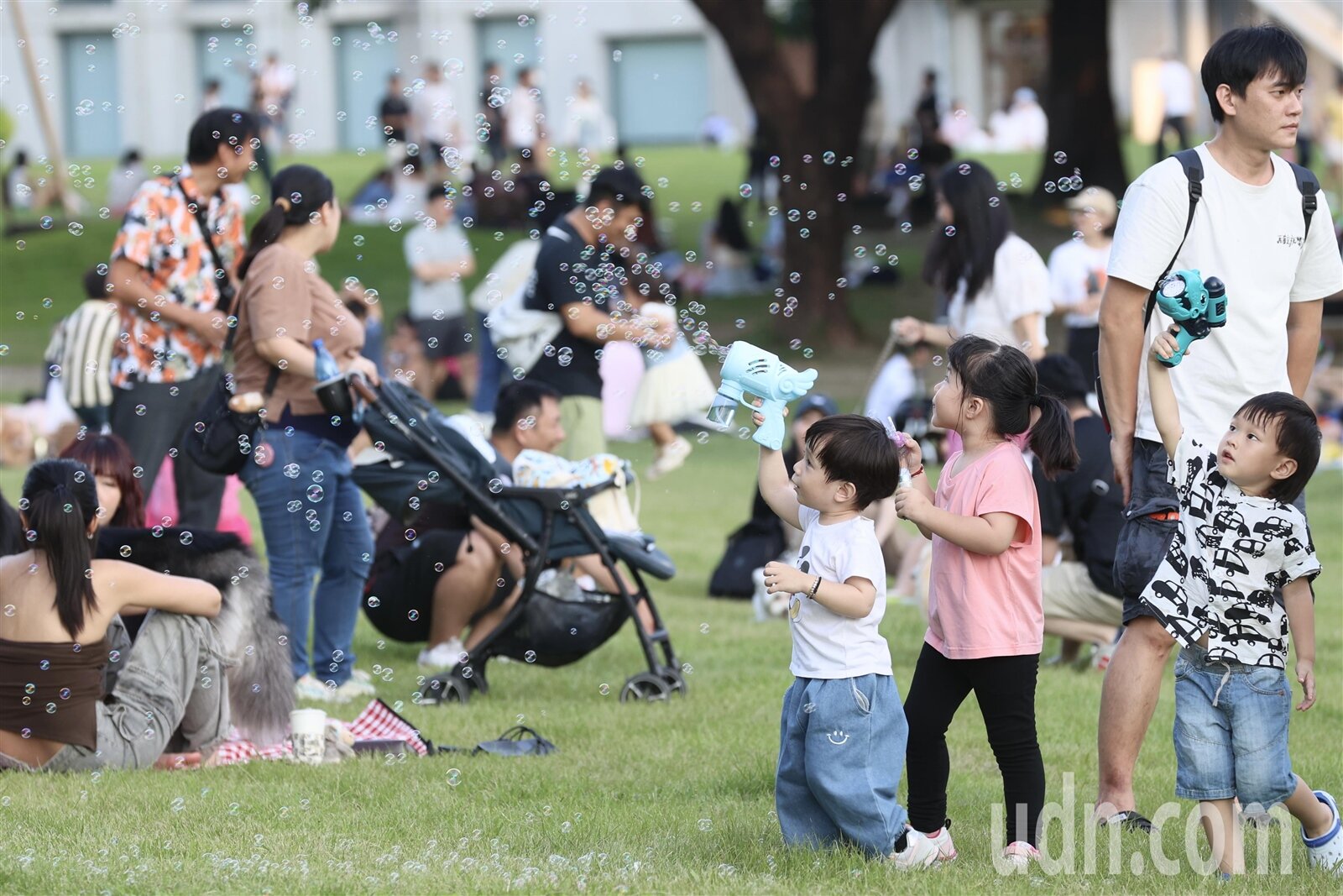 今明秋老虎發威,白天高溫達35度,但晝暖夜涼溫差大。本報資料照片