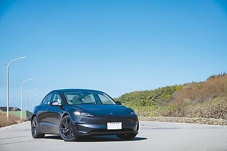 
Tesla Model 3 Performance藉由前後飾板、後下擾流板與碳纖維擾流尾翼減少阻力以改善高速行駛時的升力平衡，售價233萬7900元起。（陳大任攝）
