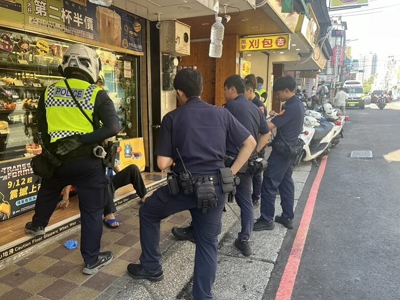 板橋警方與救護人員詢問朱男是否受傷。圖/記者黃子騰翻攝