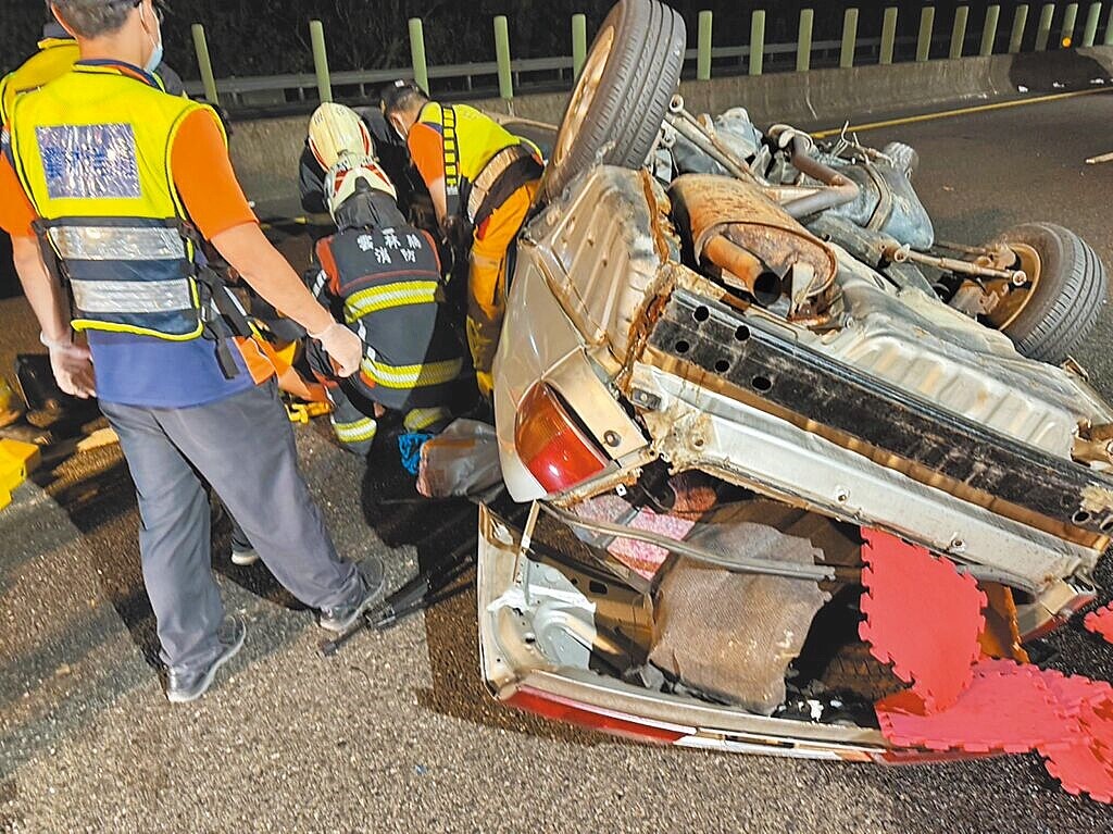 國道3號雲林段12日深夜發生廂型車與轎車衝撞事故，2人當場死亡。圖／國道公路警察局提供