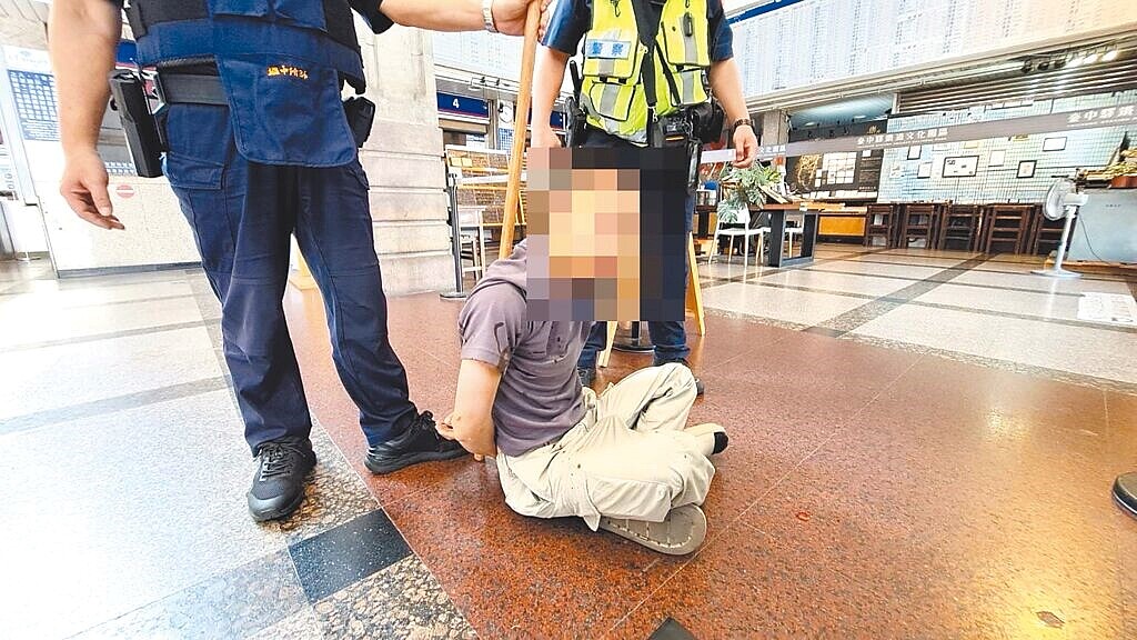 25歲蔣姓男子13日上午竊刀後,搭公車抵台中車站廣場激動亮刀狂揮。台中市第一警分局繼中派出所獲報前往處理,蔣男拒捕出拳襲警,警方將他壓制逮捕,帶回調查、強制送醫,全案偵辦中。圖/警方提供
