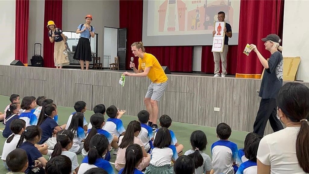 蓮潭國中小學推動雙語教學,打造學生自然說英語環境。圖/校方提供