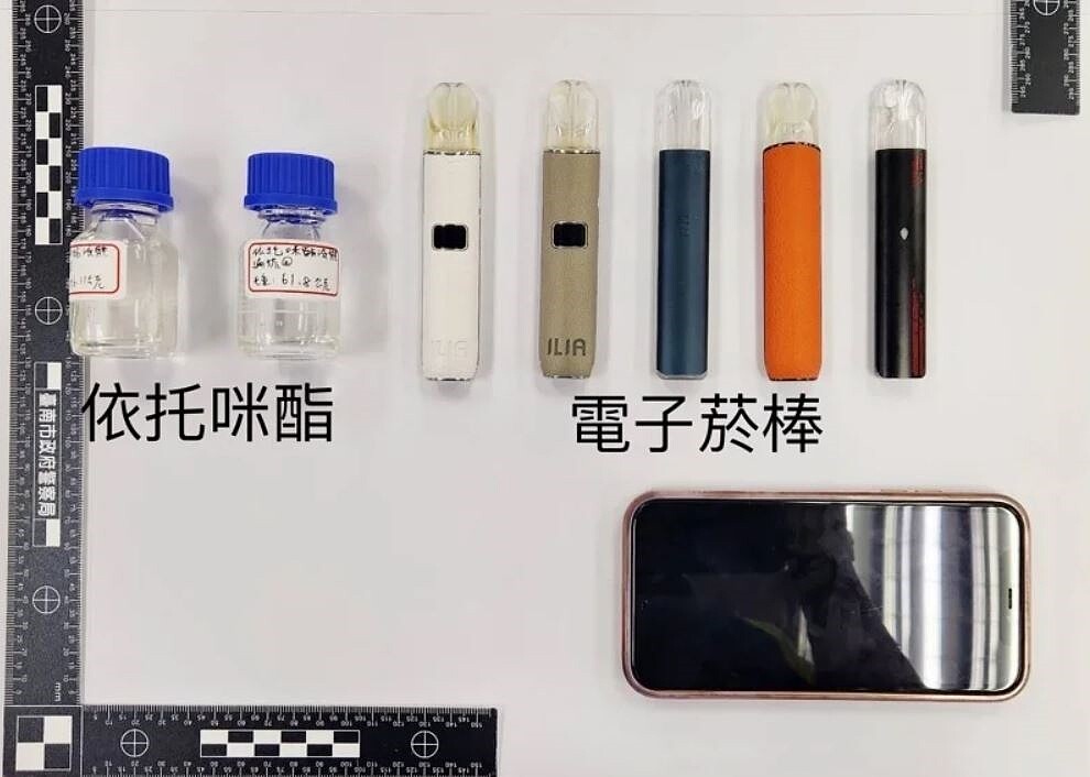 查獲許姓男子涉嫌持有新興毒品依托咪酯3罐、電子菸棒5隻,警詢後依違反毒品罪嫌移送南檢法辦。記者黃宣翰/翻攝