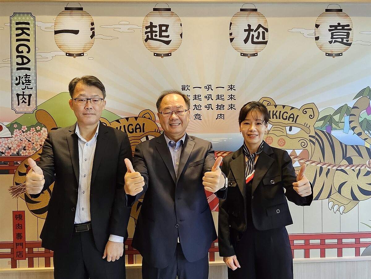 全家餐飲將於15日舉辦上櫃前業績發表會,董事長吳勝福(中)看好日常個人食的剛性需求。 圖/全家餐飲提供