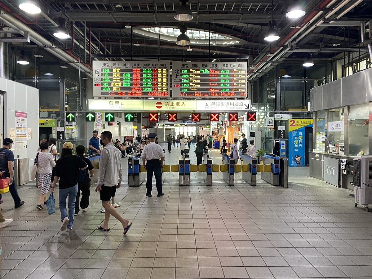 有民眾投訴台鐵汐止站疑似為了省電,以維修為由,在離峰時段減少開放出入口閘門,導致尖峰時刻民眾大排長榮;台鐵表示不會刻意關閉旅運設備,造成旅客不便。圖/台鐵提供