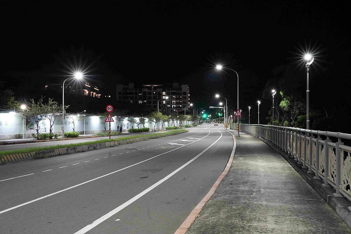 新北市25.6萬盞LED路燈換裝完成,年省電費2320萬。圖/新北市政府工務局提供