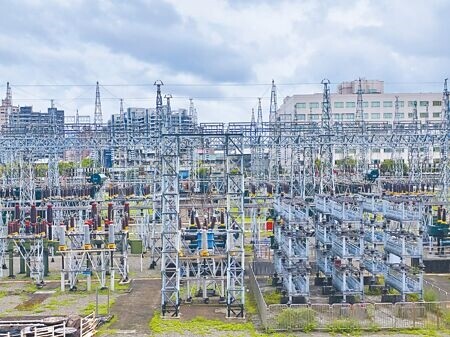 
為了提升企業用電效率及節省用電，經濟部14日預告「2025年至2028年能源用戶訂定節約能源目標及執行計畫規定」草案，針對800瓩至1萬瓩用電戶設定平均年節電率目標1％，超過1萬瓩用電戶目標需達1.5％，影響約4900用電大戶。圖為台北南港變電所。（本報資料照片）
