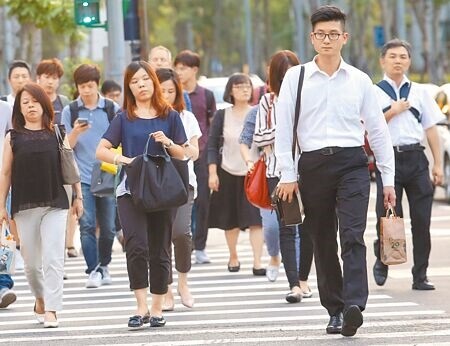 
前八月實質經常性薪資年增率連五月正成長，惟逾800萬名上班族中，69.3％低於平均月薪4.6萬元，為109年有統計以來最高。圖∕本報資料照片
