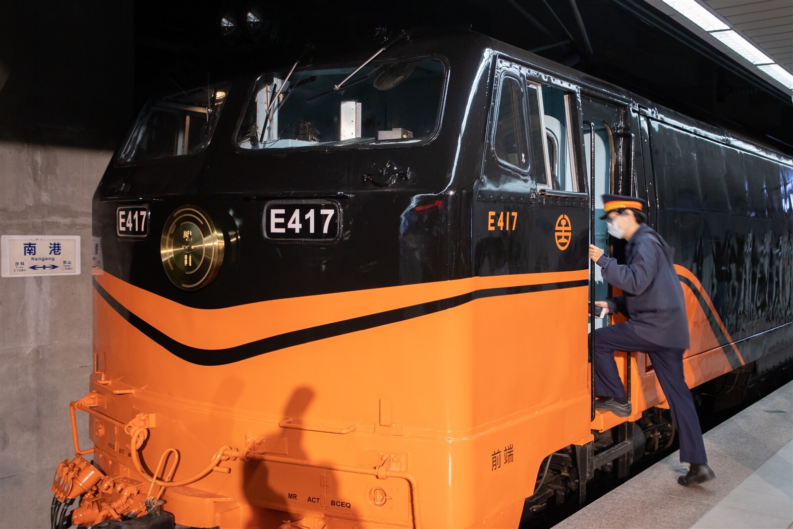 台鐵鳴日號被爆料漏掛一節車廂，立委批評檢查制度失靈。圖／聯合報系資料照片 