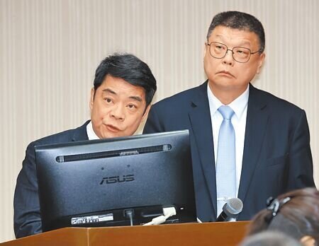 立法院14日質詢鳴日號列車漏掛車廂事件,台鐵董事長杜微(右)答詢時證實當時是少掛1個乘客車廂。而交通部次長伍勝園(左)表示他覺得非常不可思議。(劉宗龍攝)