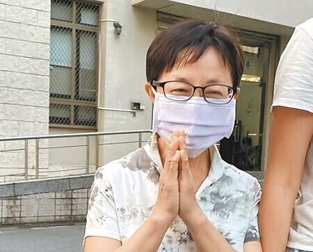 
前台北市議員賴素如因台北雙子星弊案收賄，遭判決7年6月，入監服刑近4年，14日獲准假釋，她出獄時，雙手合十說「謝謝」。（李文正攝）
