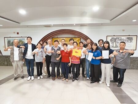 反對九崴火力發電廠進駐樹谷園區相關團體14日拜會台南市議會無黨團結盟爭取支持時,多位議員認為,九崴電廠有違「2050淨零轉型目標」,將提案要求市府到會專案報告。(洪榮志攝)