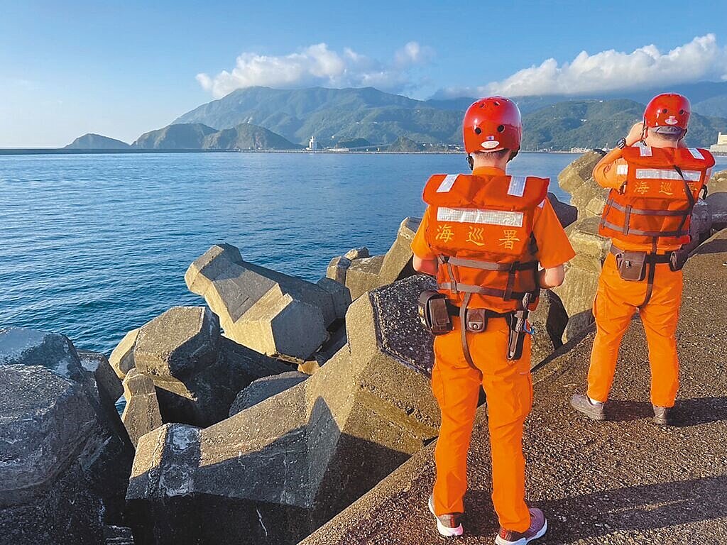 1艘蘇澳籍漁船13日在宜蘭南方澳漁港北堤內側滯留,海巡人員發現船上空無一人,聯繫家屬得知56歲簡姓船長1人出海,派員搜尋沒有找到人,預計15日早上6時繼續搜救。(海巡署提供/吳佩蓉宜蘭傳真)