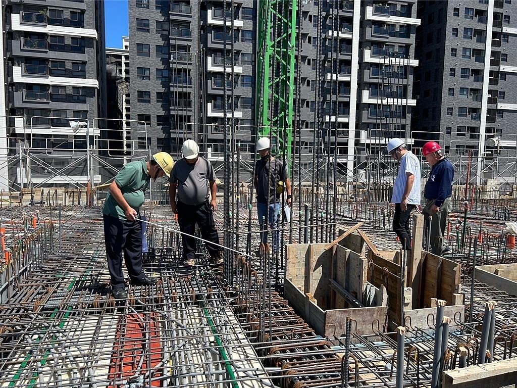 桃園市修法調整工地平、假日施工時間,平日從原本上午7點,延後到上午8點開始施工。假日更規定中午12點到下午2點需休息,晚上6點到隔日8點禁止施工發出噪音。(建管處提供/蔡依珍桃園傳真)