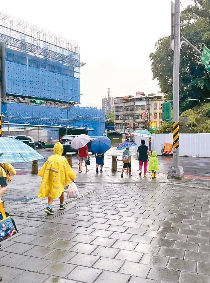 北市文山區明道國小鄰近環狀線Y3站出口,通學步道兩側都將施工,家長憂影響學童上下學安全。圖/明道國小家長會提供