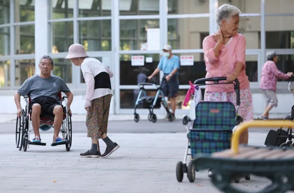 民眾家中若有須長期照護的身心失能者,申報綜所稅時可把握每人每年12萬元長照特別扣除額。示意圖。記者許正宏/攝影