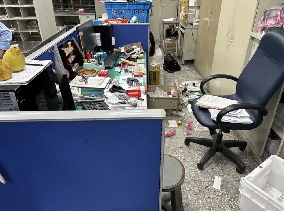 慣竊詹男9月23日破窗闖入中山區一處郵局竊取掃描機,雖以他人身分租車犯案仍在案發15小時後落網。記者李隆揆/翻攝