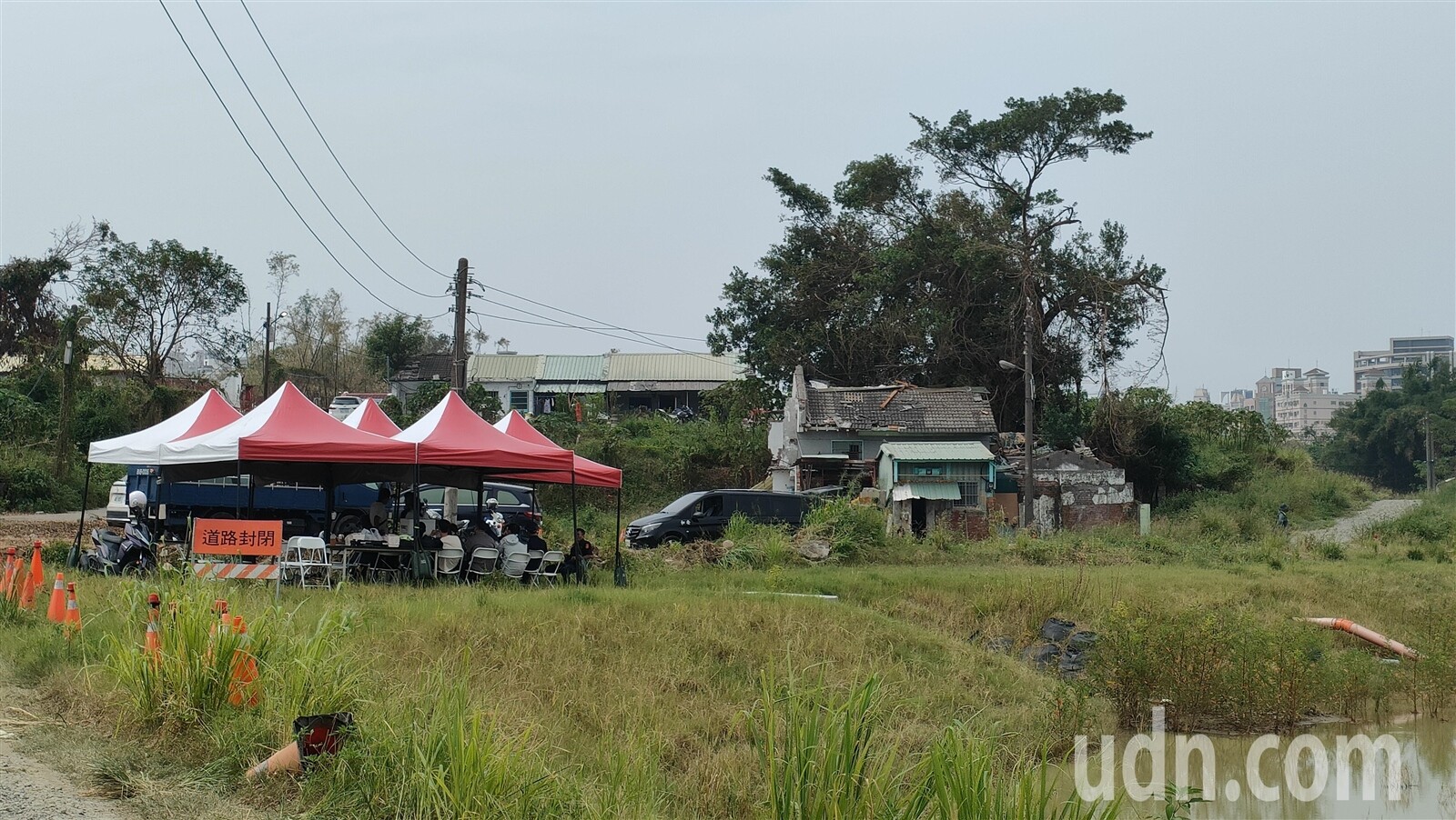 高雄市地政局今天拆舊眷村房子，發現1名獨居男子死於屋內。記者林保光／攝影 