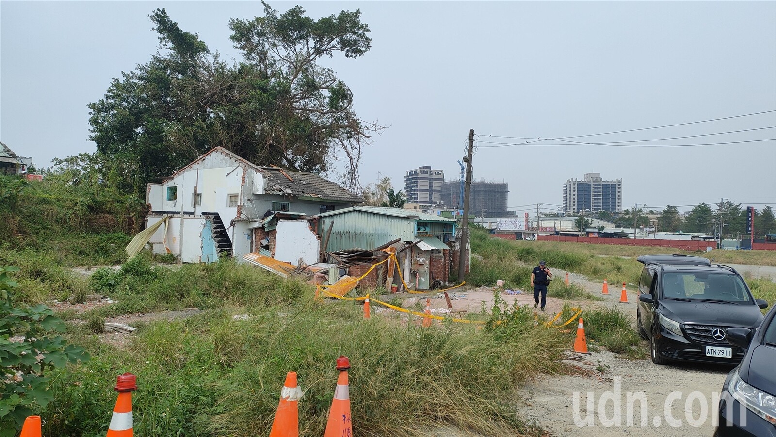 高雄市地政局今天拆舊眷村房子，發現1名獨居男子死於屋內。記者林保光／攝影 