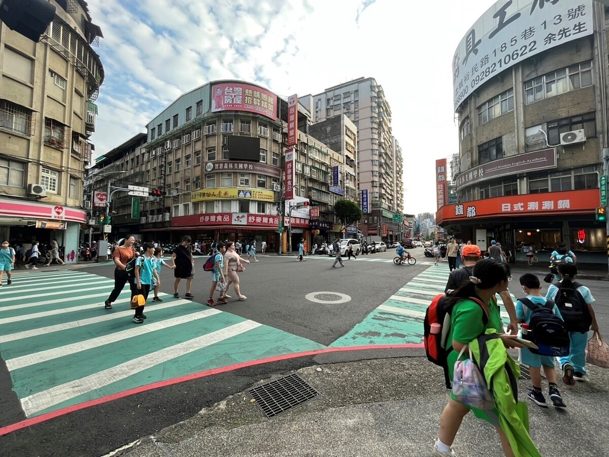 土城學府路一段與學成路口。圖/新北市交通局提供