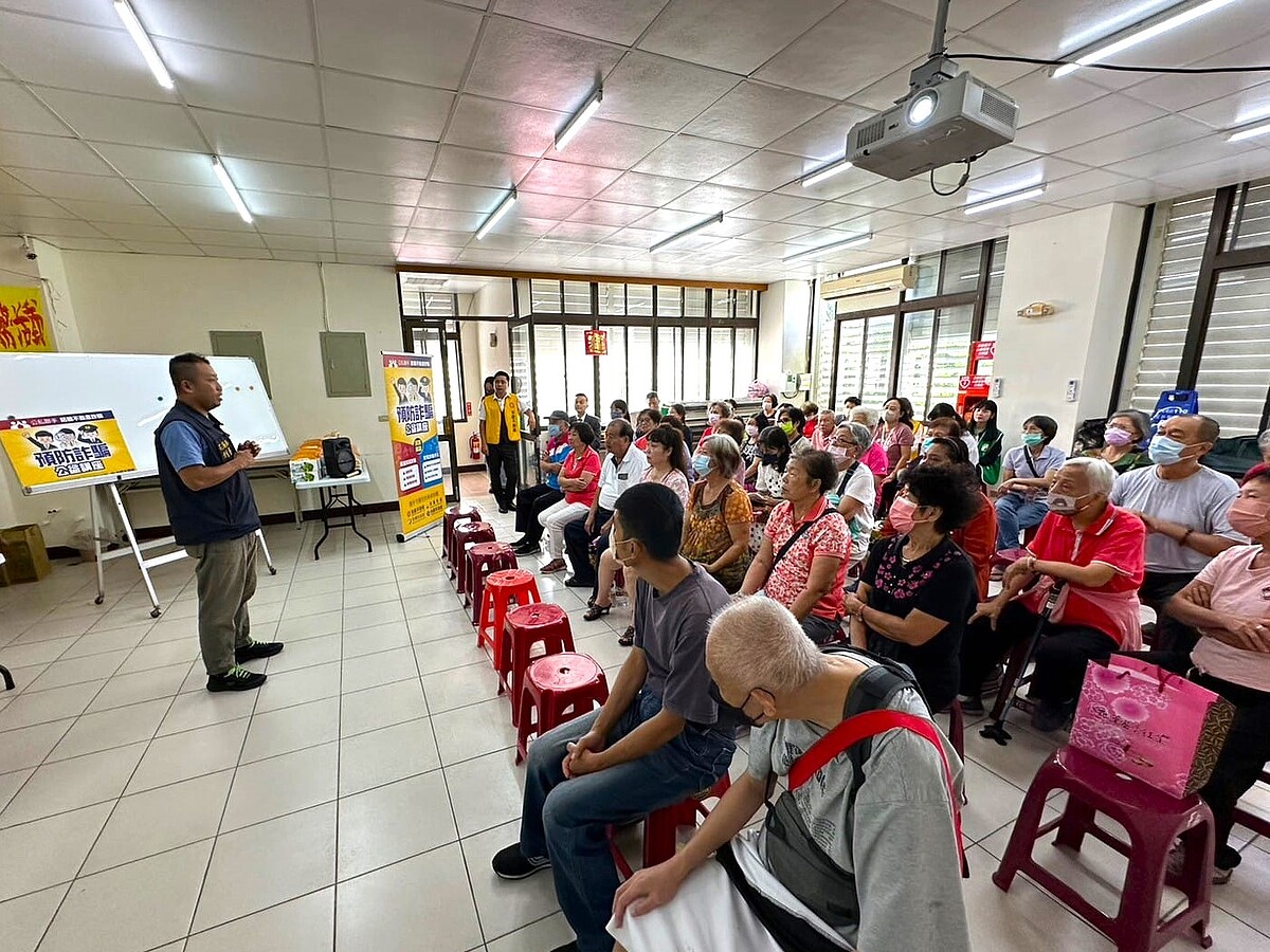 花蓮縣警察局刑事警察大隊廖成彬偵查佐也針對投資詐騙、網拍詐騙等手法進行解析,遇到可疑狀況時可多利用165反詐騙電話求證。圖/永慶房產集團提供