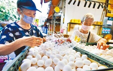 
近期國內雞蛋生產數量嚴重過剩，每天過剩量已經超過100萬顆。圖為民眾在雜糧行選購雞蛋。（本報資料照片）
