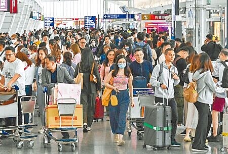 桃園國際機場航廈屬特種建築,在疫後每日入出境旅客平均12萬人次上下,消防安檢須向最高消防標準看齊,以確保場域安全,除設置灑水、排煙等設備外,另設有水砲等特殊設備。(陳麒全攝)