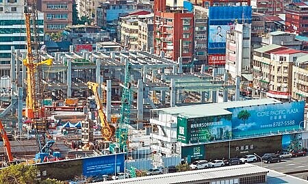 
檢廉偵辦京華城案，民進黨北市議員許淑華提案要求北市府勒令京華廣場停工，民進黨議員陳賢蔚、林亮君15日也要求北市建管處要有具體作為，防止京華城違規施工。（本報資料照片）
