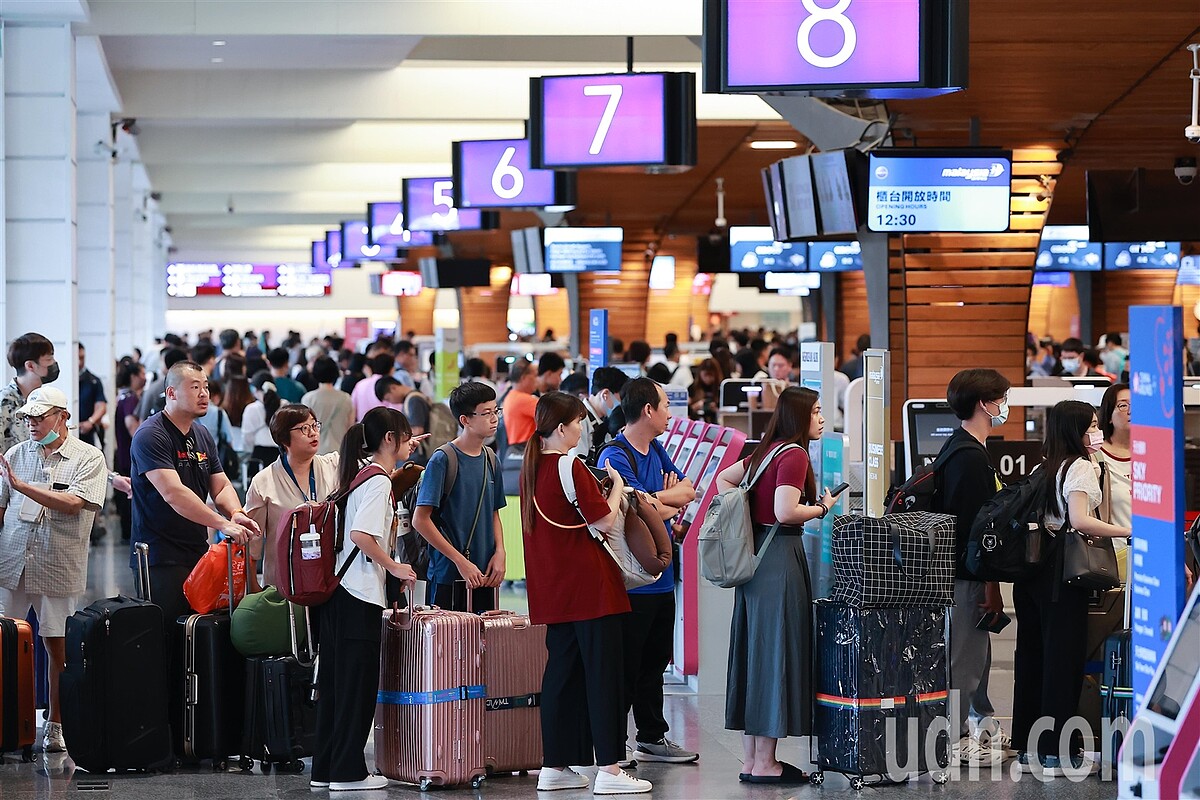 今年8月出國達154萬人次,較疫情前多4.4%,最多人前往的國家仍為日本,且已連續3個月逾55萬人次赴日;圖為桃園機場盛況。本報資料照片